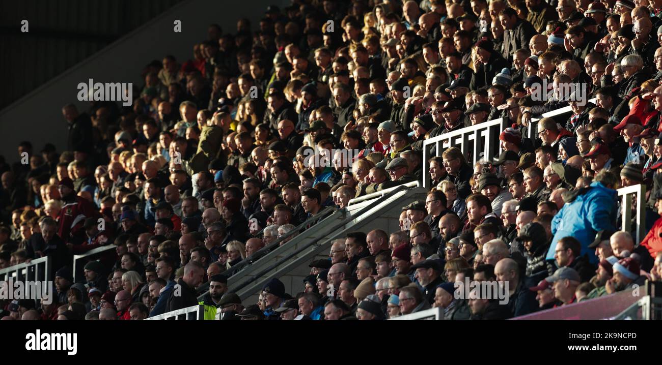 29th ottobre 2022: Tappeto erboso Moor, Burnley, Lancashire, Inghilterra; calcio da campionato, Burnley contro Reading; i fan di Burnley guardano dagli stand in ritardo nella partita Foto Stock