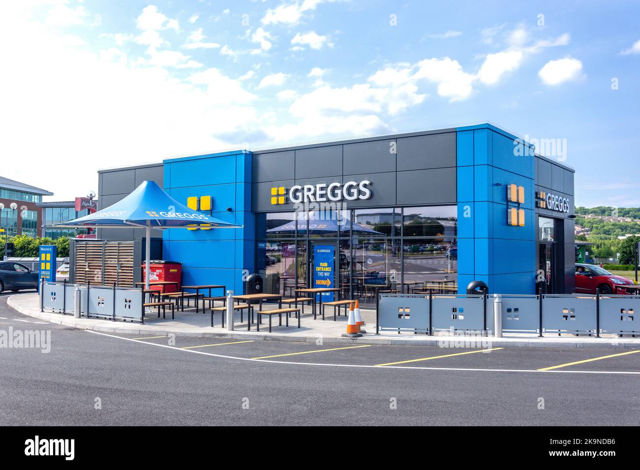 Greggs Drive Thru Bakery, Meadowhall Retail Park, Meadowhall, Sheffield, South Yorkshire, Inghilterra, Regno Unito Foto Stock