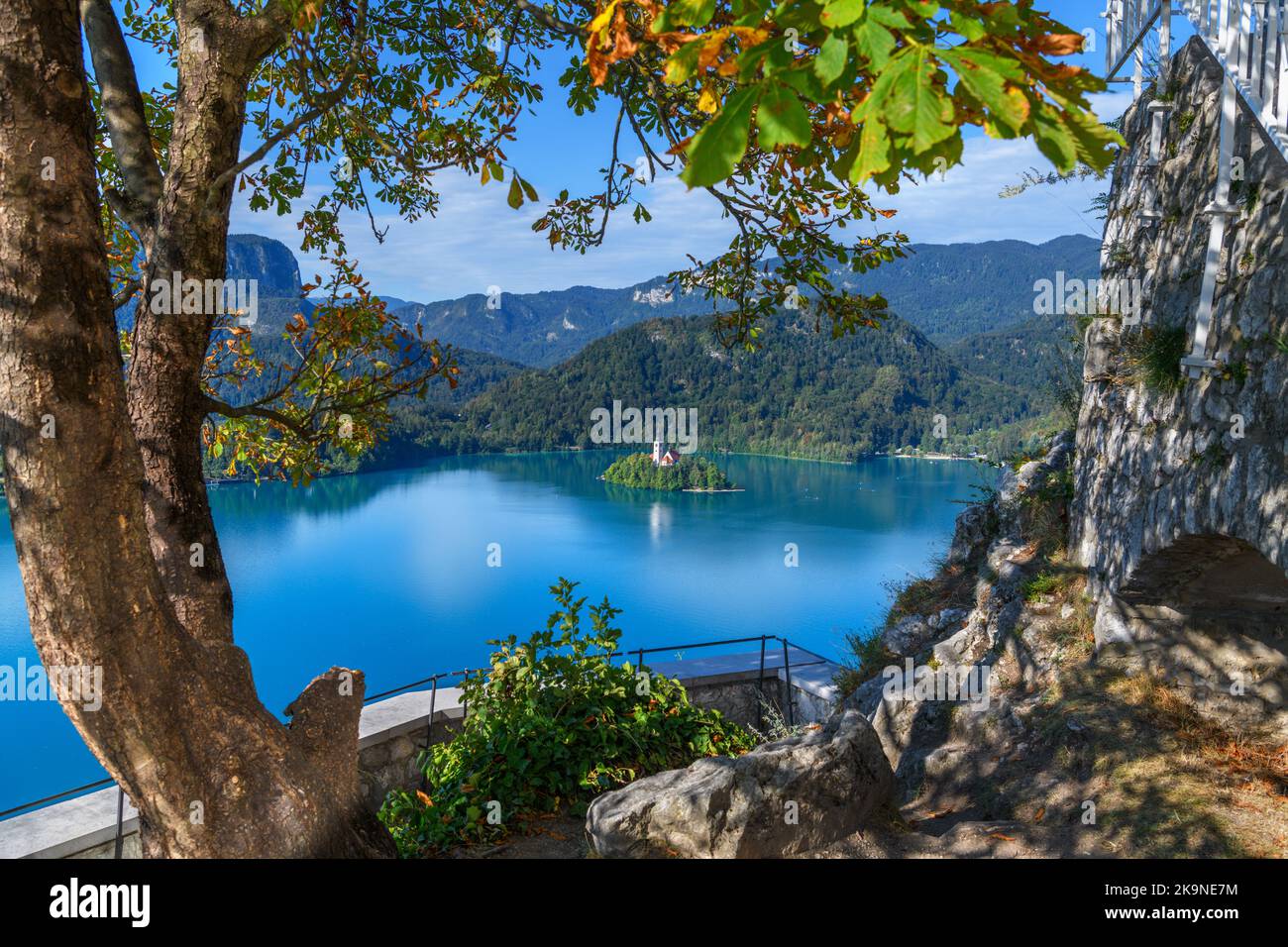 Lago di Bled, Slovenia. Vista sul lago di Bled e sull'isola di Bled dal castello di Bled, lago di Bled, Slovenia Foto Stock