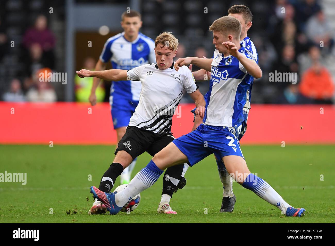 Liam Thompson di Derby County combatte con James Connolly di Bristol Rovers durante la partita della Sky Bet League 1 tra Derby County e Bristol Rovers a Pride Park, Derby, sabato 29th ottobre 2022. (Credit: Jon Hobley | NOTIZIE MI) Credit: NOTIZIE MI & Sport /Alamy Live News Foto Stock