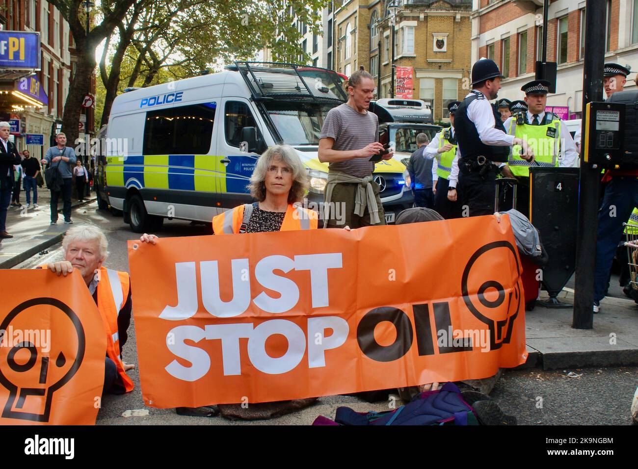 basta fermare i manifestanti del petrolio bloccare la scharing cross road londra il 29th ottobre 2022 Foto Stock