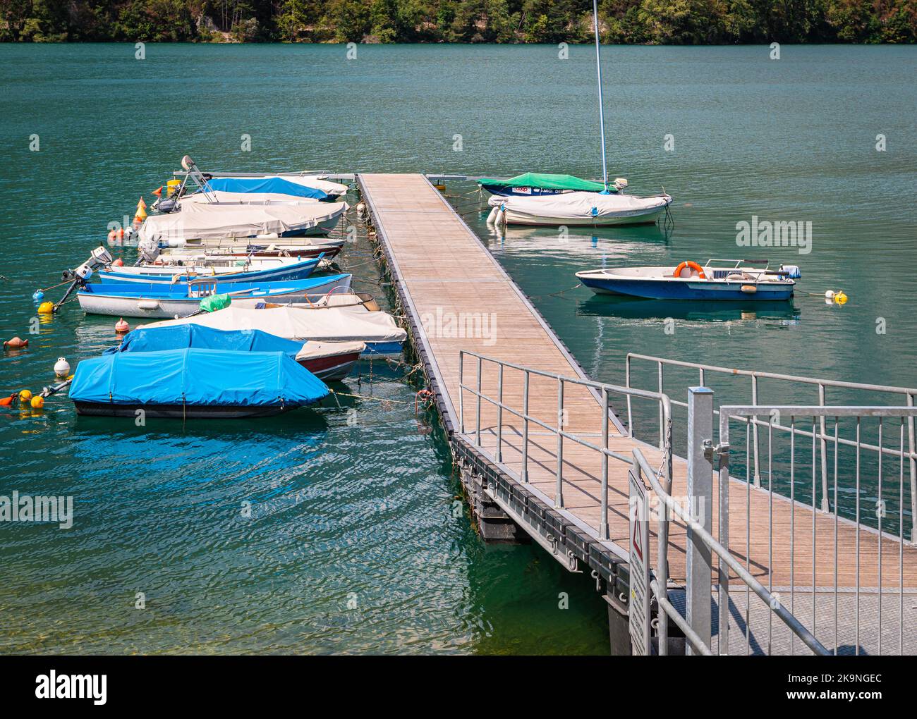 Lago di Cavedine: Molo e piccole imbarcazioni a destinazione turistica del Lago di Cavedine, provincia di Trento - Trentino Alto Adige, Italia Foto Stock