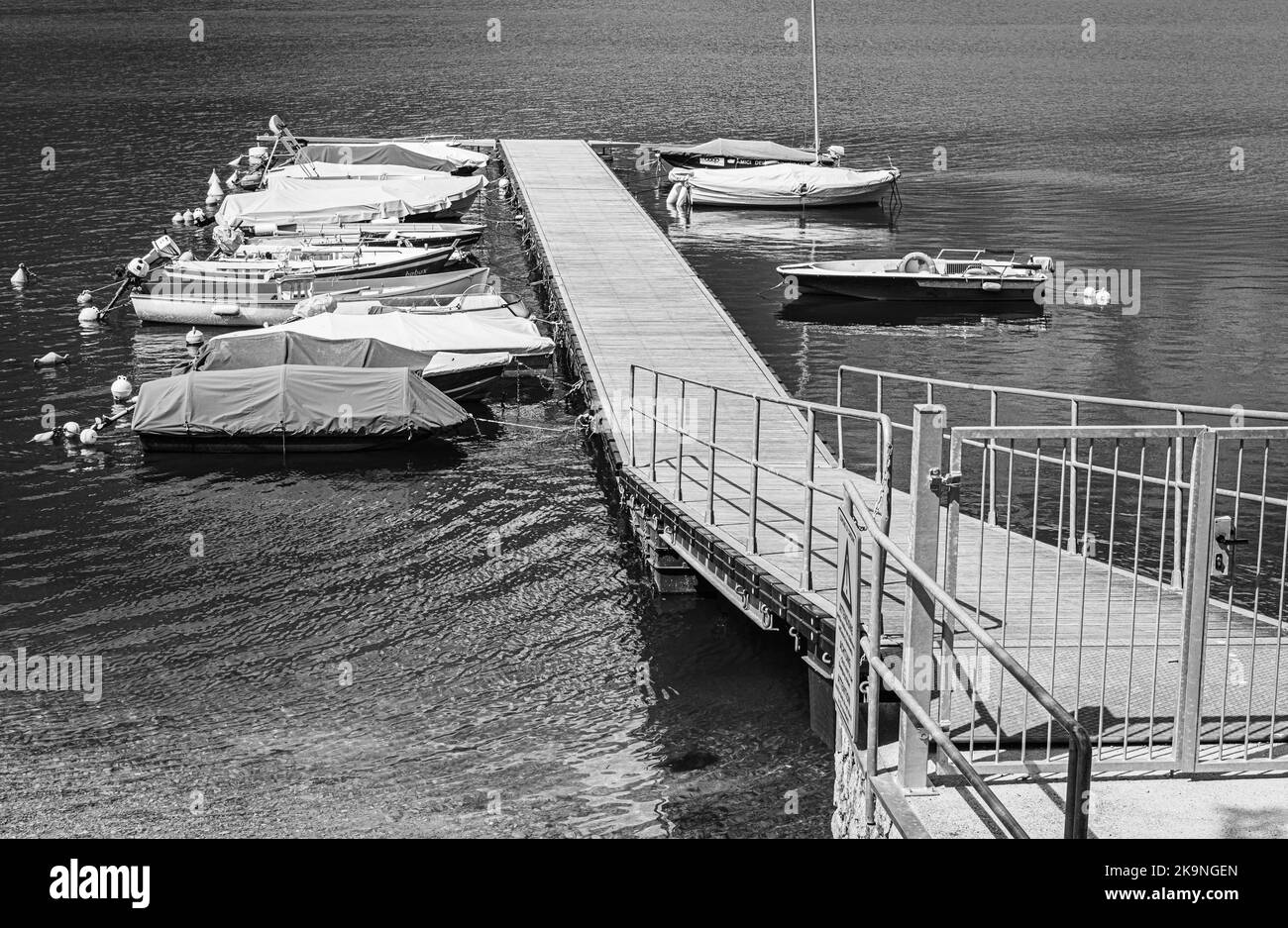 Lago di Cavedine: Molo e piccole imbarcazioni a destinazione turistica del Lago di Cavedine, provincia di Trento - Trentino Alto Adige, Italia Foto Stock