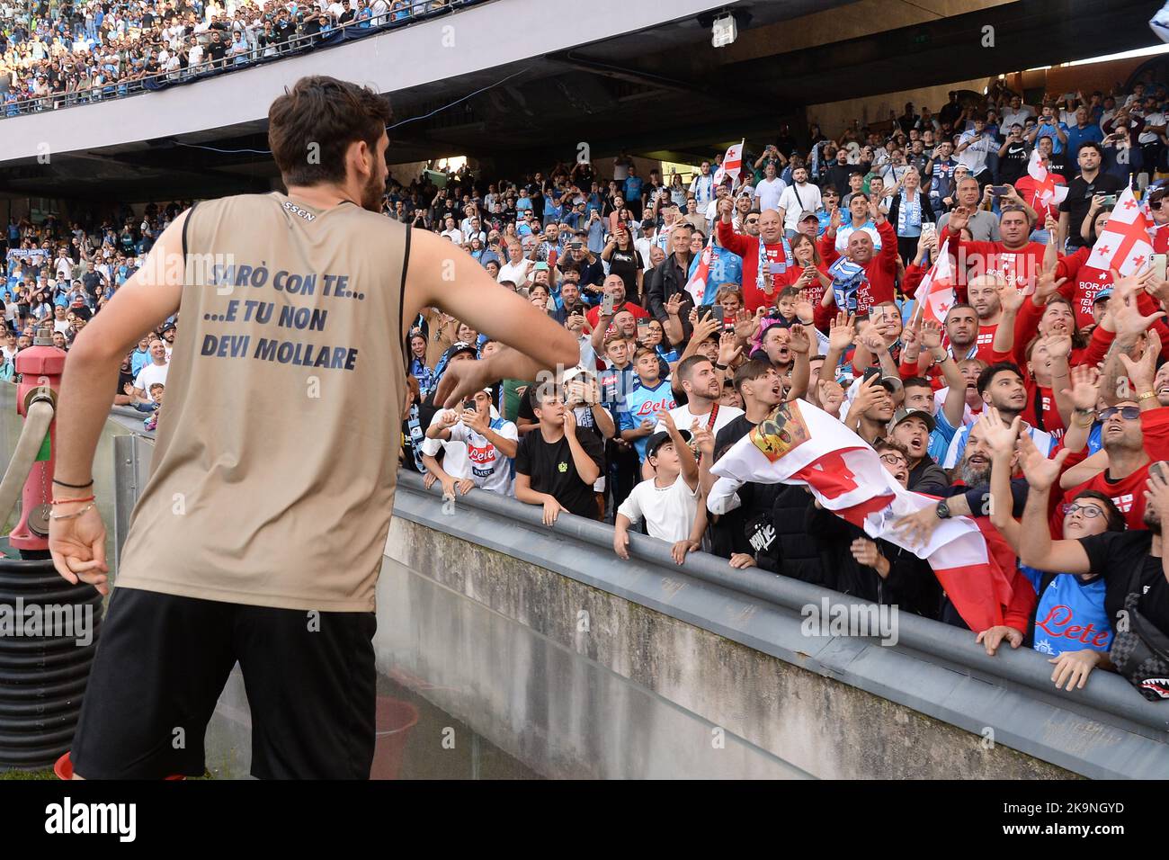 Khvicha Kvaratskhelia di SSC Napoli porta la maglia ai suoi compatrioti al termine della partita durante la Serie A match tra SSC Napoli e Sassuolo Calcio allo stadio Diego Armando Maradona Foto Stock