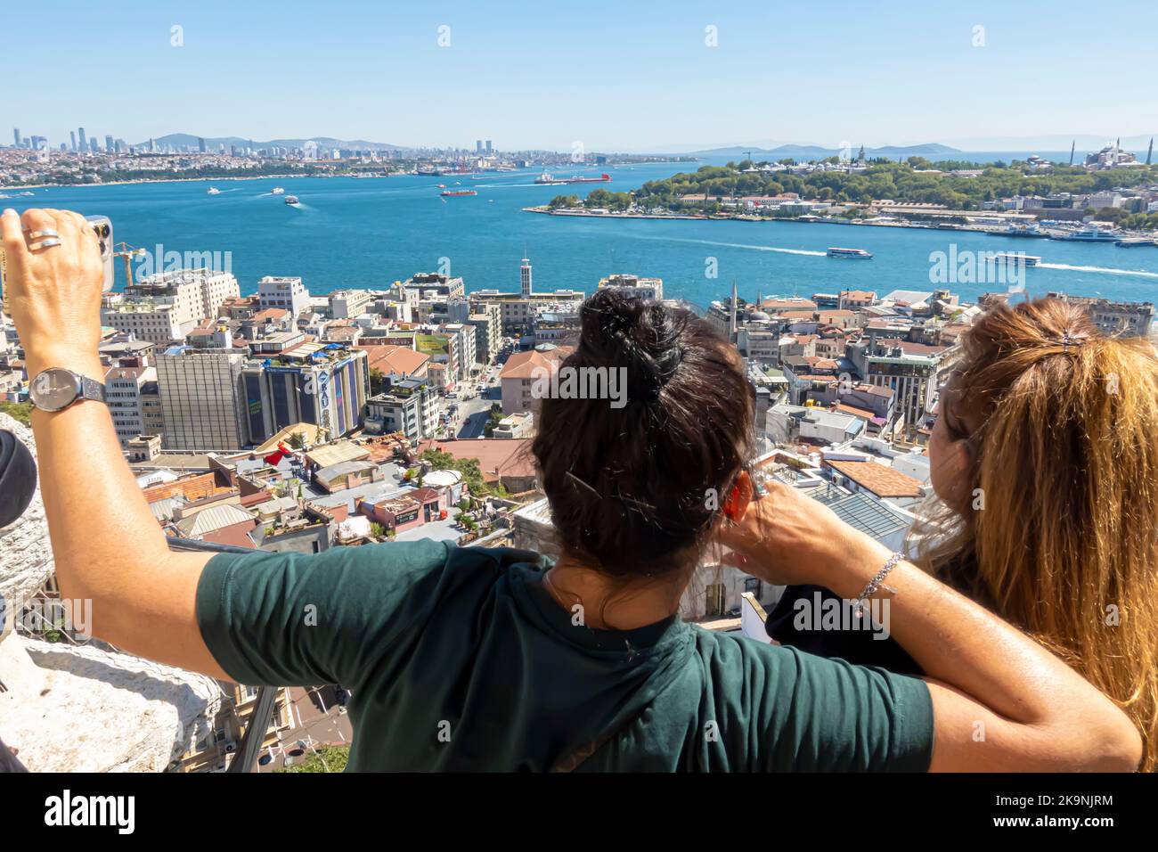 Coppia, uomo e donna che prendono selfie in Galata Tower con vista della città di Istanbul e Bosphor. Turisti che fanno selfie. Foto Stock