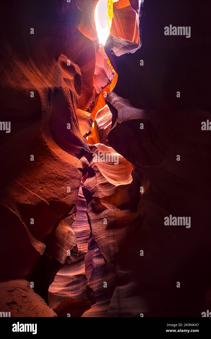 Ampio angolo di vista verticale delle ombre luce nel canyon superiore Arizona Antelope slot, forma d'onda astratto arenaria formazioni rocciose di strati di rosso arancione Foto Stock