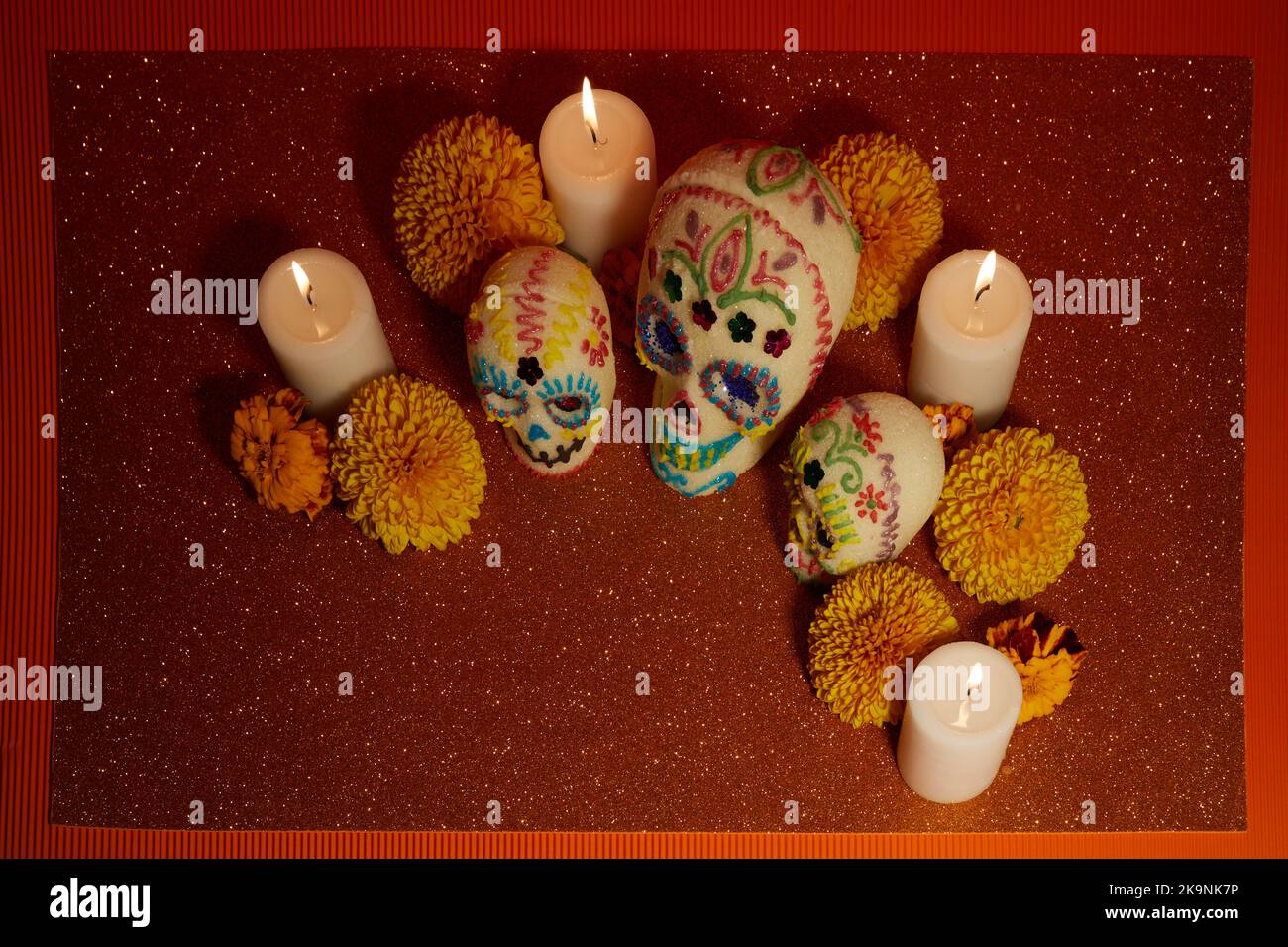 Dia de los muertos - giorno della morte cranio di zucchero con candele, e cempasuchil fiori decorazione altare. Foto Stock