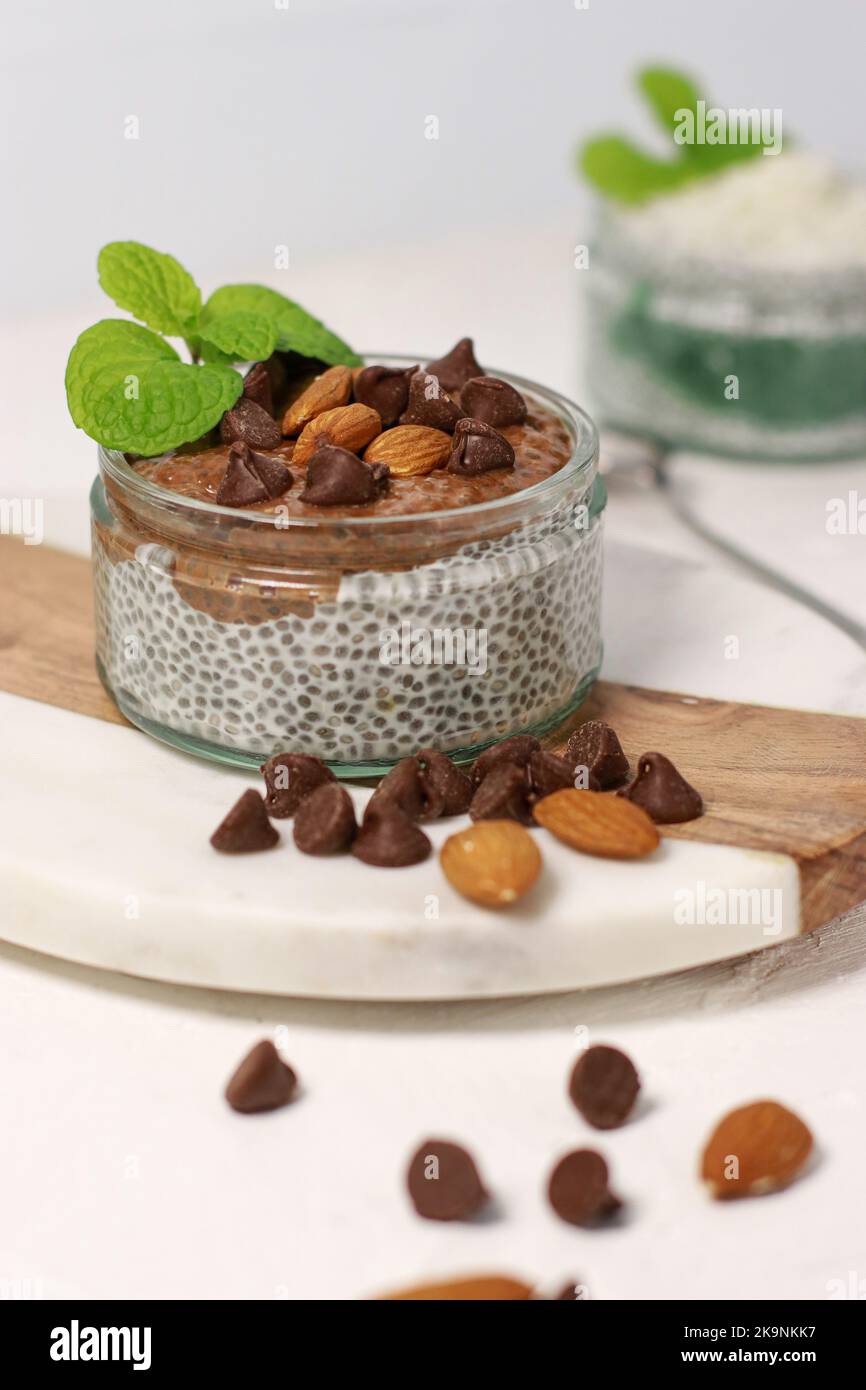 budino di chia con cioccolato e mandorle su tavolo bianco Foto Stock