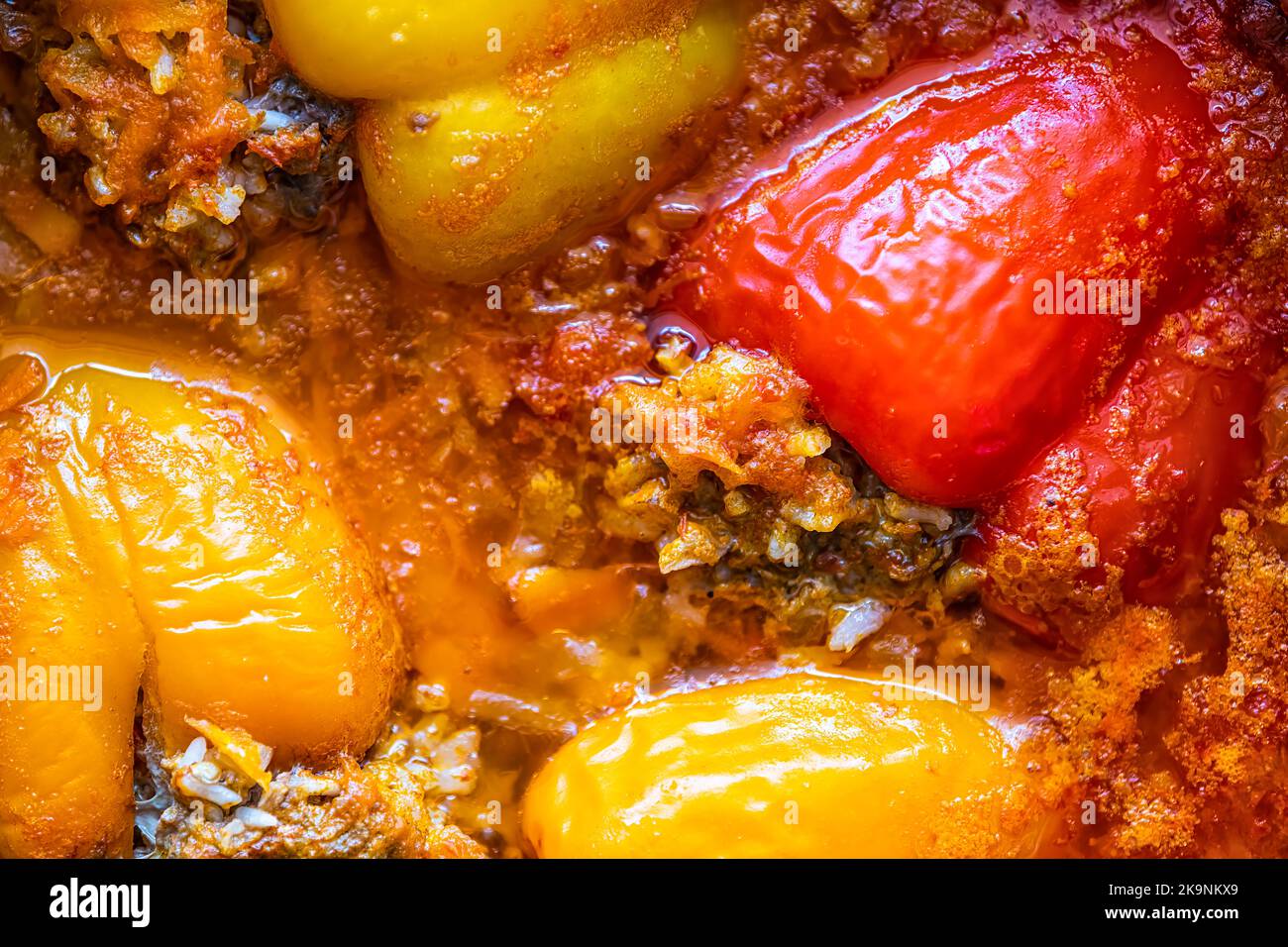 Macro primo piano di piatto tradizionale russo o ucraino di pepe farcito cotto con riso, carne macinata di manzo e brodo di carota di pomodoro Foto Stock