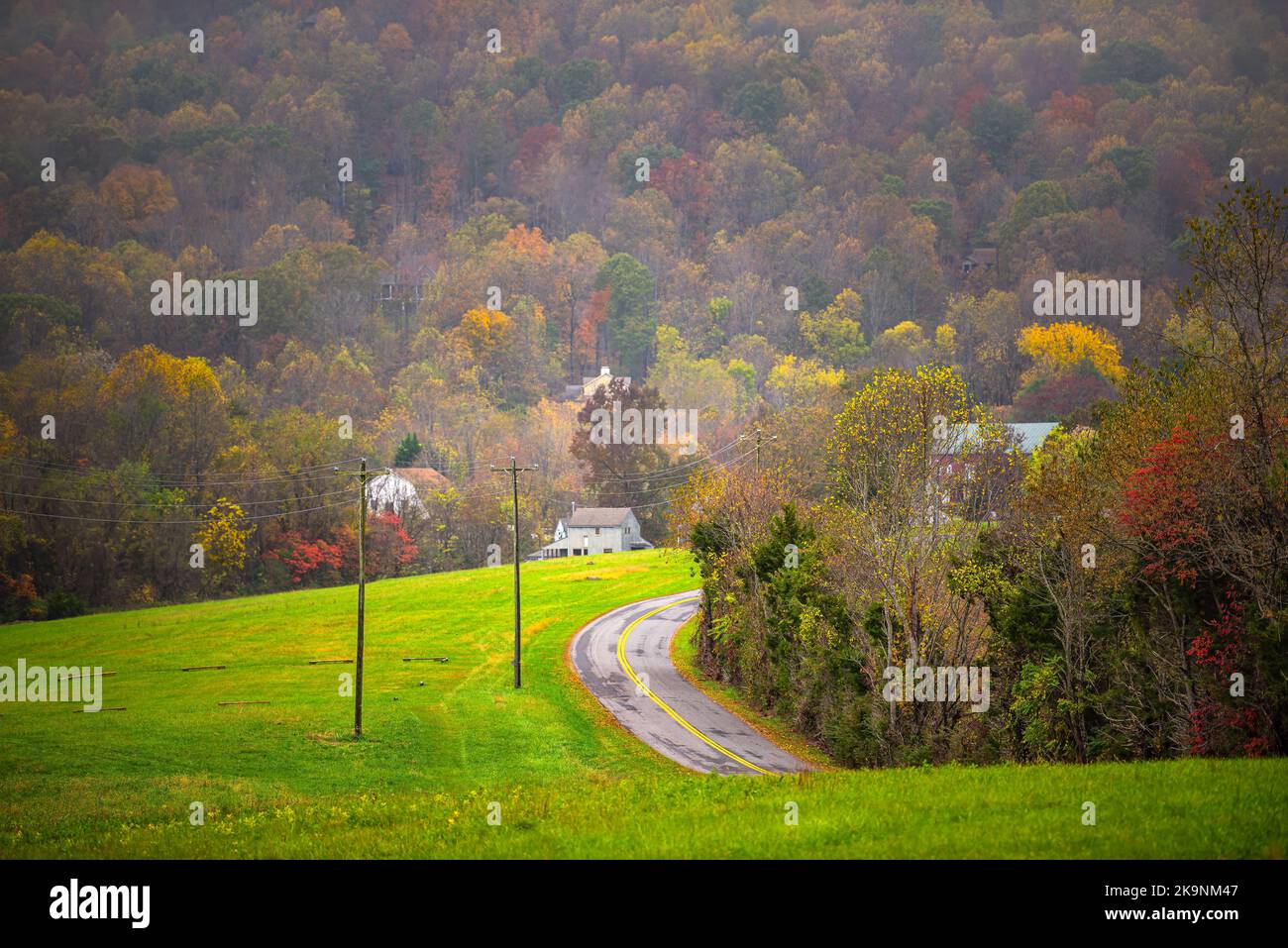 Valle dei pesci rocca con le montagne Blue Ridge in autunno, autunno scenico con alberi di acero colorato fogliame da Nellysford campagna cittadina, contea di Nelson Foto Stock
