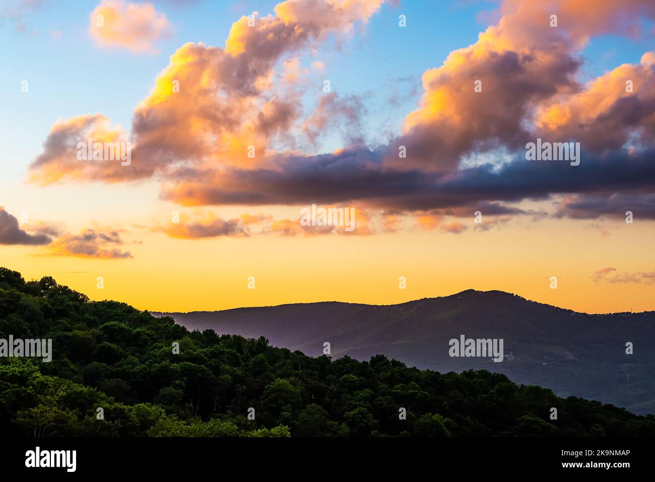 Vista aerea ad alto angolo su Sugar Mountain al tramonto degli strati di cresta crepuscolo, picchi nella silhouette delle montagne Blue Ridge Appalachias del North Carolina Foto Stock