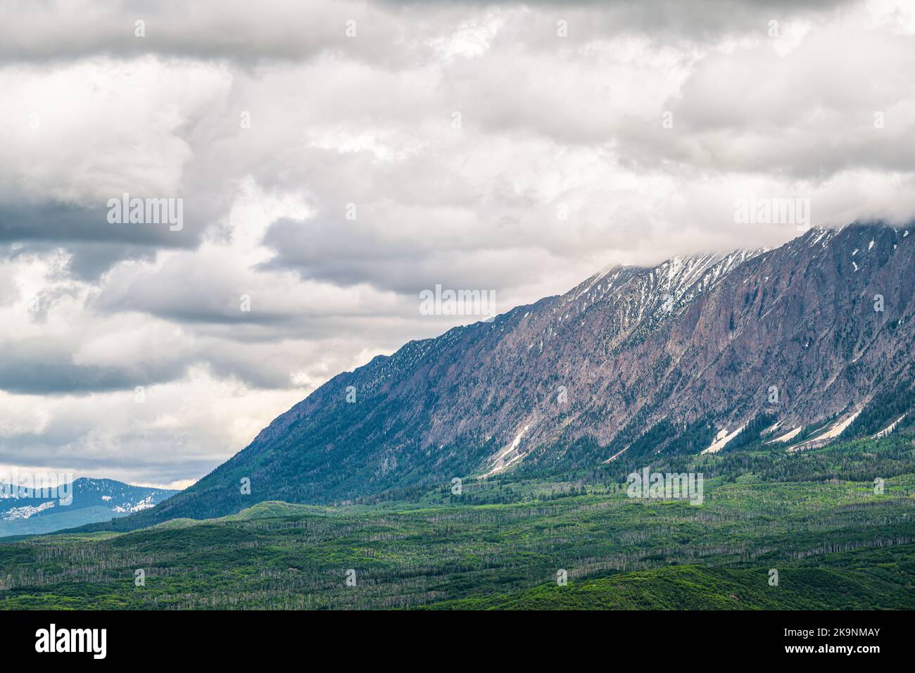Kebler passa la catena montuosa vista panoramica sulle montagne rocciose innevate con neve da alberi di aspen foresta selvaggia in estate Foto Stock
