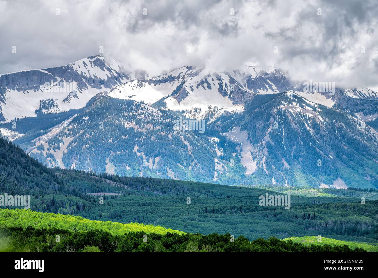Kebler passa la vista panoramica sulle montagne innevate con la neve da aspen alberi di pino abete selvaggio foresta in estate con cima Foto Stock