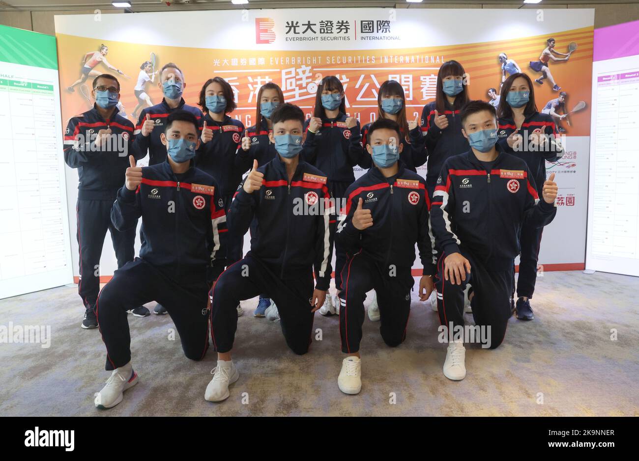 (Prima fila, da L a R) Tang Ming-hong; Wong Chi-Him; Alex Lau Tsz-kwan e Henry Leung Chi-hin; (fila posteriore, da L a R) Coach Faheem Khan; Coach principale Peter Genever; Tong Tsz-wing; Lee Ka-yi; ho Tze-lok; Cheng Nga-ching; Fung Ching-hei e Coach Rebecca Chiu Wing-yin partecipano ad una conferenza stampa di Hong Kong Squash aperto 2022, all'Hong Kong Football Club nella Happy Valley. 25OCT22 SCMP/Edmond SO Foto Stock