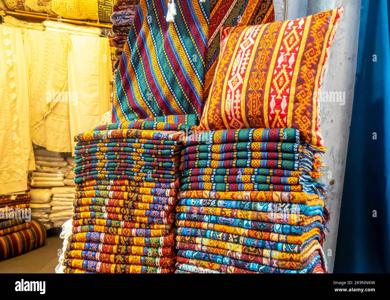 Tradizionale tessuto turco Rug con motivi venduti nel Grand Bazaar, Istanbul, Turchia Foto Stock