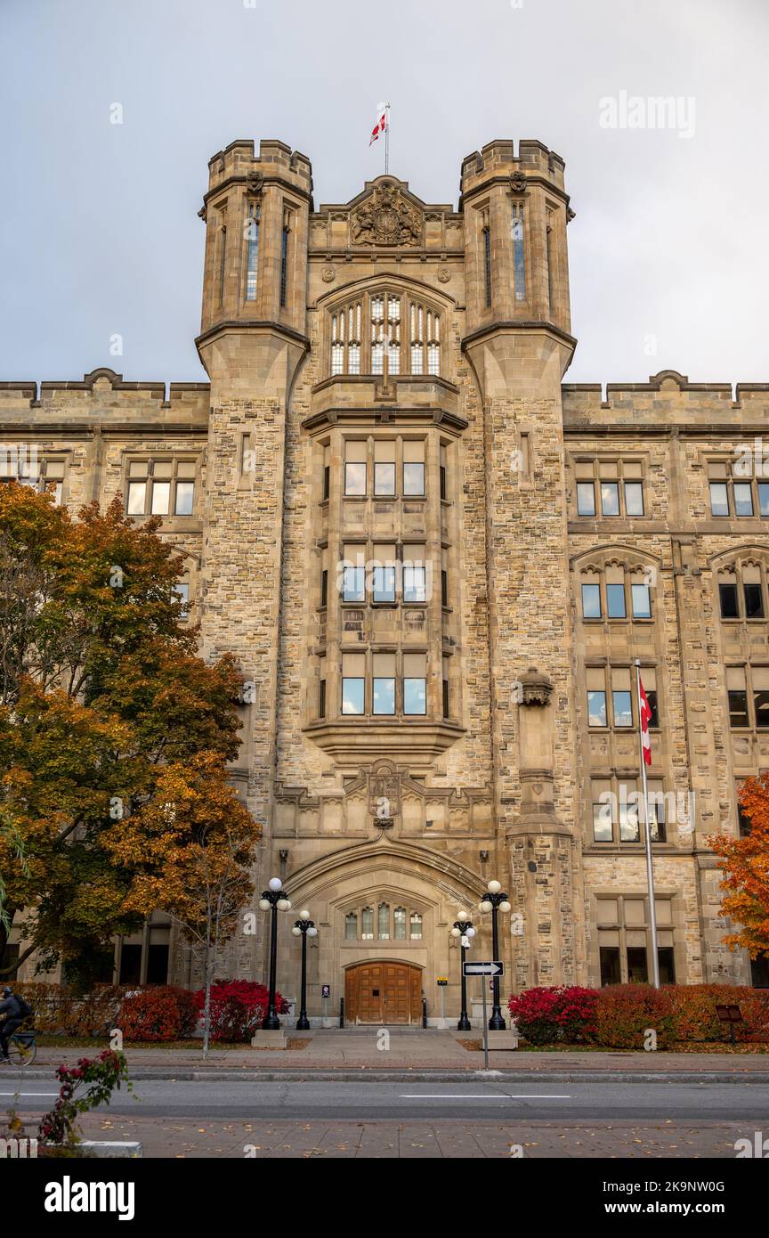 Ottawa, Ontario - 22 ottobre 2022: Connaught Building è un sito storico nazionale costruito nel 1913 in stile Tudor-Gotico nel centro di Ottawa, Canada. N Foto Stock