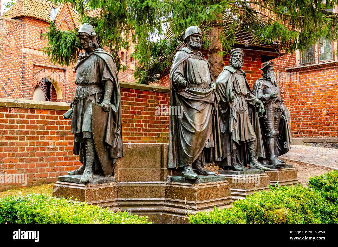 MALBORK (POLONIA), 21 SETTEMBRE 2020, statue dei maggiori maestri dell'Ordine Teutonico al Castello Teutonico medievale di Malbork (Polonia). Foto Stock