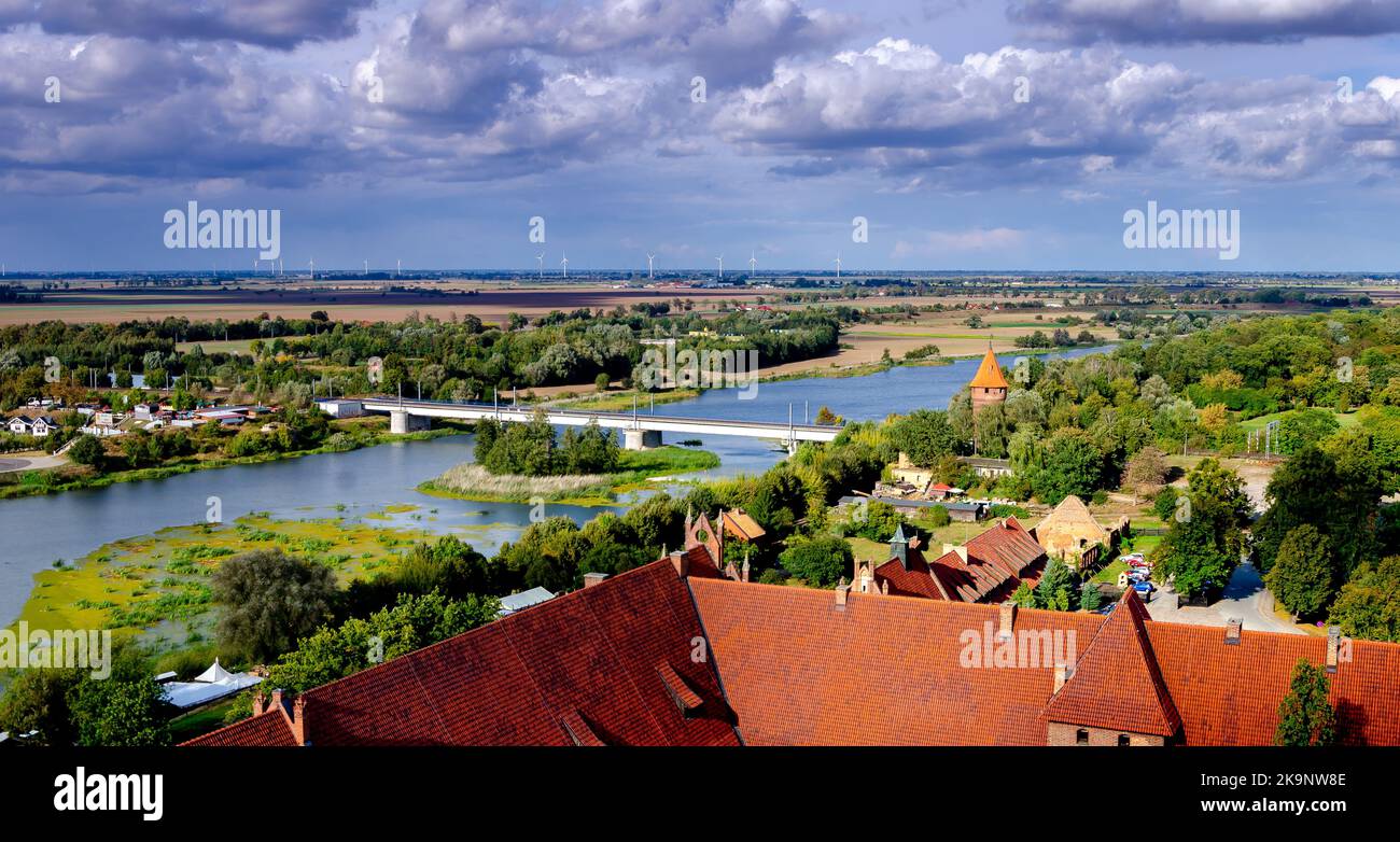 Vista panoramica dello Zulawy dal Castello dei Cavalieri Teutonici a Malbork, Polonia. Foto Stock