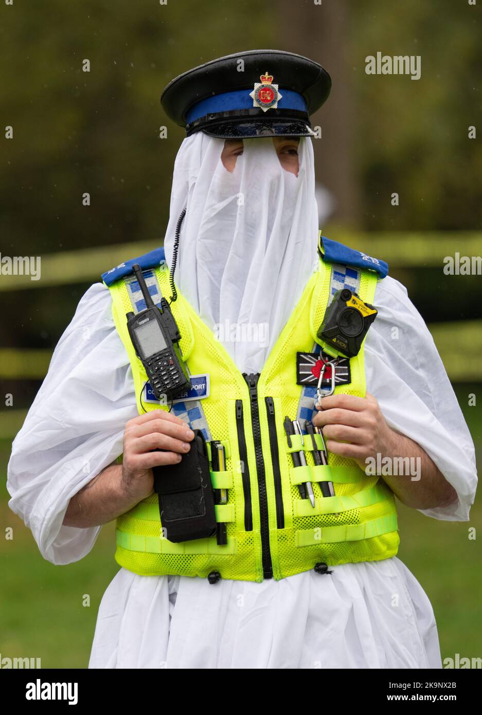 Manchester, Regno Unito. 29th Ott 2022. Ufficiale della comunità di polizia al World record tentativo come numero di persone vestite come fantasmi al Platt Fields Park a Manchester. Il tentativo orgainsed da Paranormal Rescue ha raccolto i soldi per i cani di carità Greyhound Gap. Il tentativo non ha raggiunto il record mondiale che gli organizzatori hanno accusato per le condizioni meteorologiche avverse e per le recenti scassate nelle vicinanze di alloggi per studenti al Owens Park di Fallowfield. Credit: GaryRobertsphotography/Alamy Live News Foto Stock