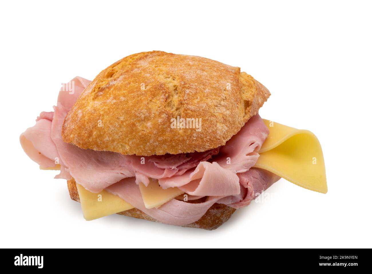 Sandwich con prosciutto e formaggio, pane di semola di grano duro con fette di tramezzino e prosciutto isolato su bianco, tagliere Foto Stock