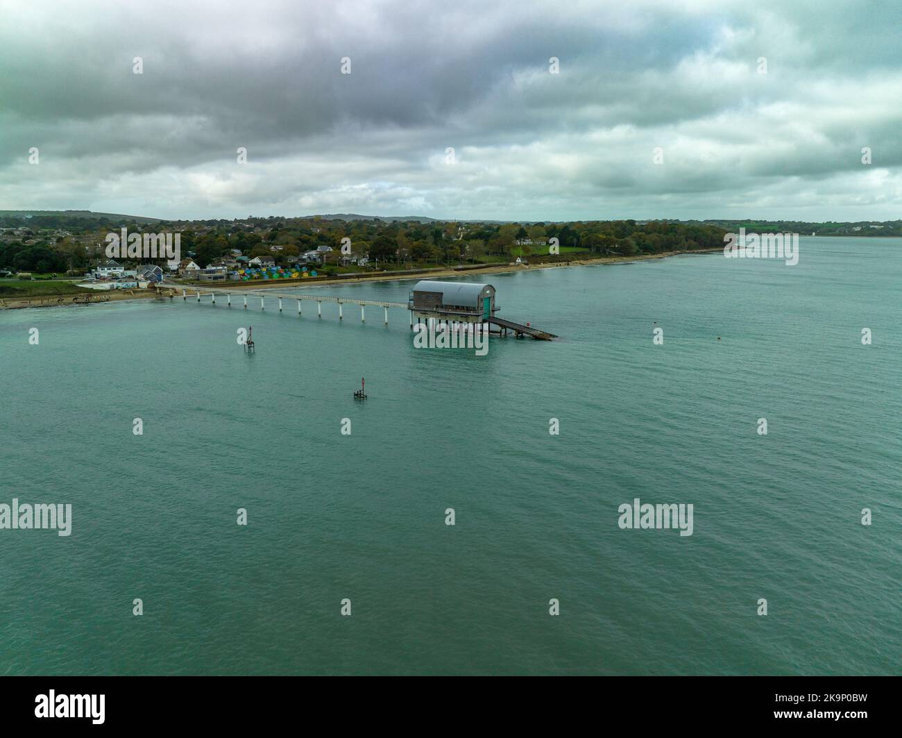 Bembridge Lifeboat Station è una stazione RNLI situata nel villaggio di Bembridge sull'isola di Wight, nel Regno Unito. Vista aerea Foto Stock