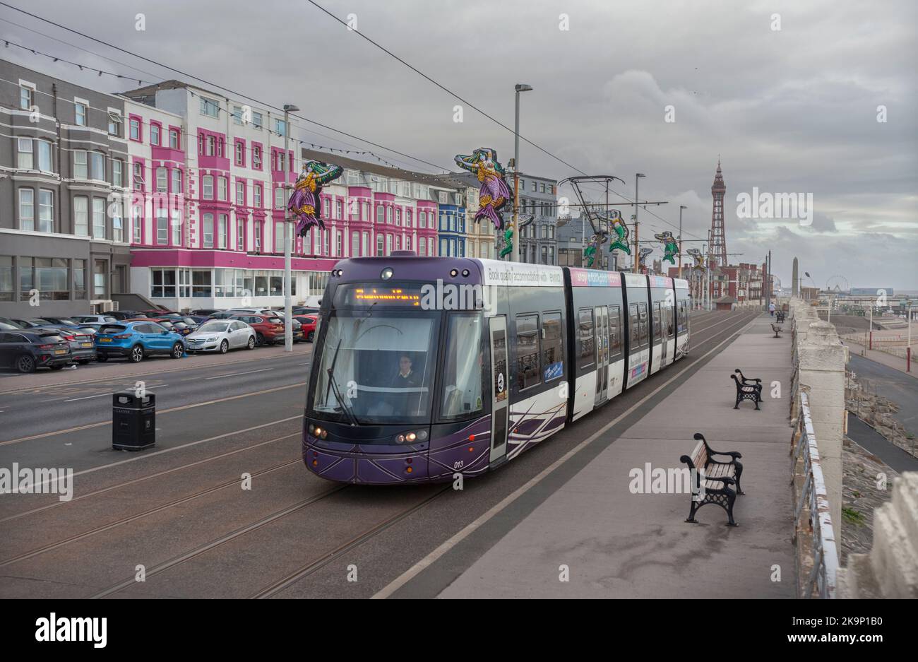 Passando Blackpool Pleasant Street con la torre di Blackpool in vista, è Blackpool e Fleetwood tram Bombardier Flexity tram 013 Foto Stock