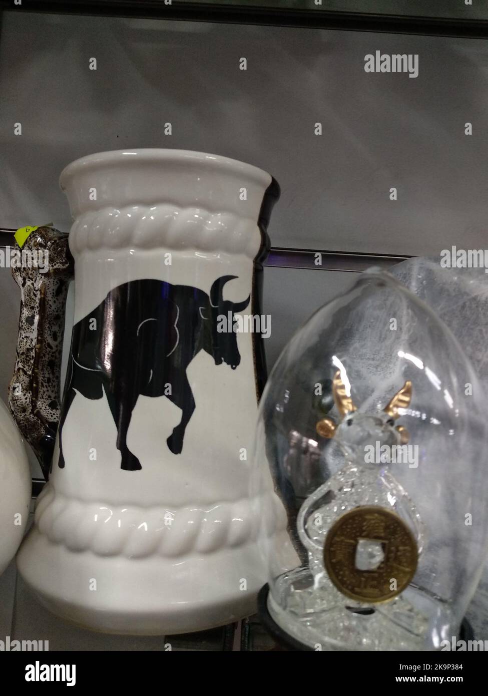 Tazza grande di toro nero in ceramica bianca, simbolo del calendario cinese del 2021 Foto Stock
