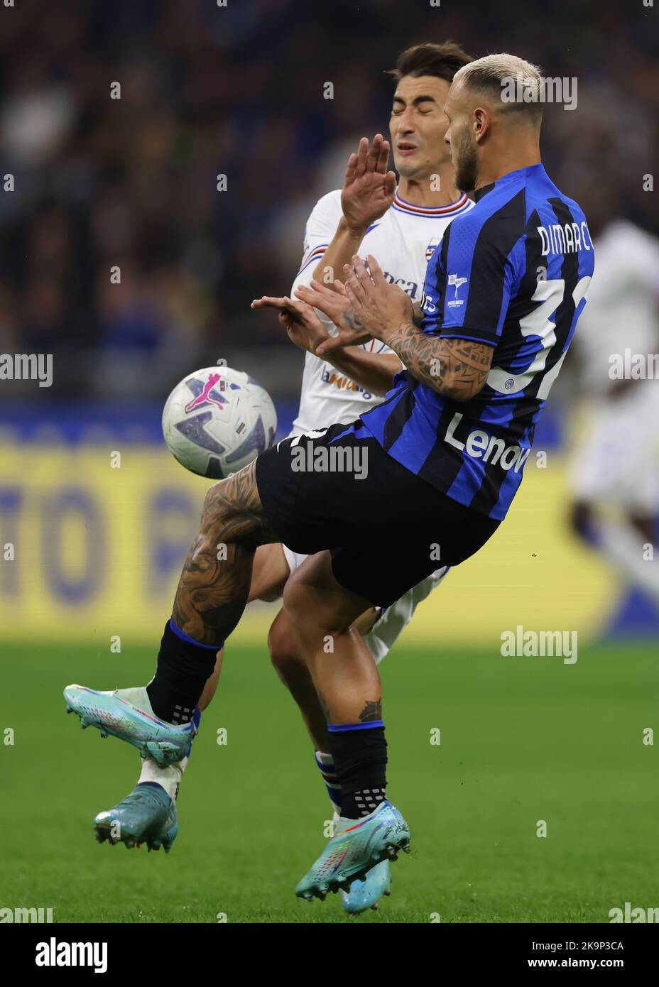 Milano, Italia, 29th ottobre 2022. Federico Dimarco del FC Internazionale si scontra con Filip Djuricic di UC Sampdoria durante la Serie A match a Giuseppe Meazza, Milano. Il credito per le immagini dovrebbe essere: Jonathan Moskrop / Sportimage Credit: Sportimage/Alamy Live News Foto Stock