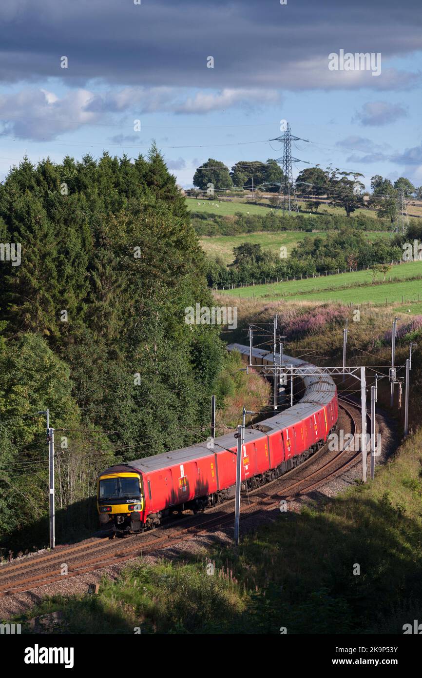 Royal Mail classe 325 trasporto di più unità sulla linea principale della costa occidentale in Cumbria con Shieldmuir a Warrington treno di posta in funzione Foto Stock