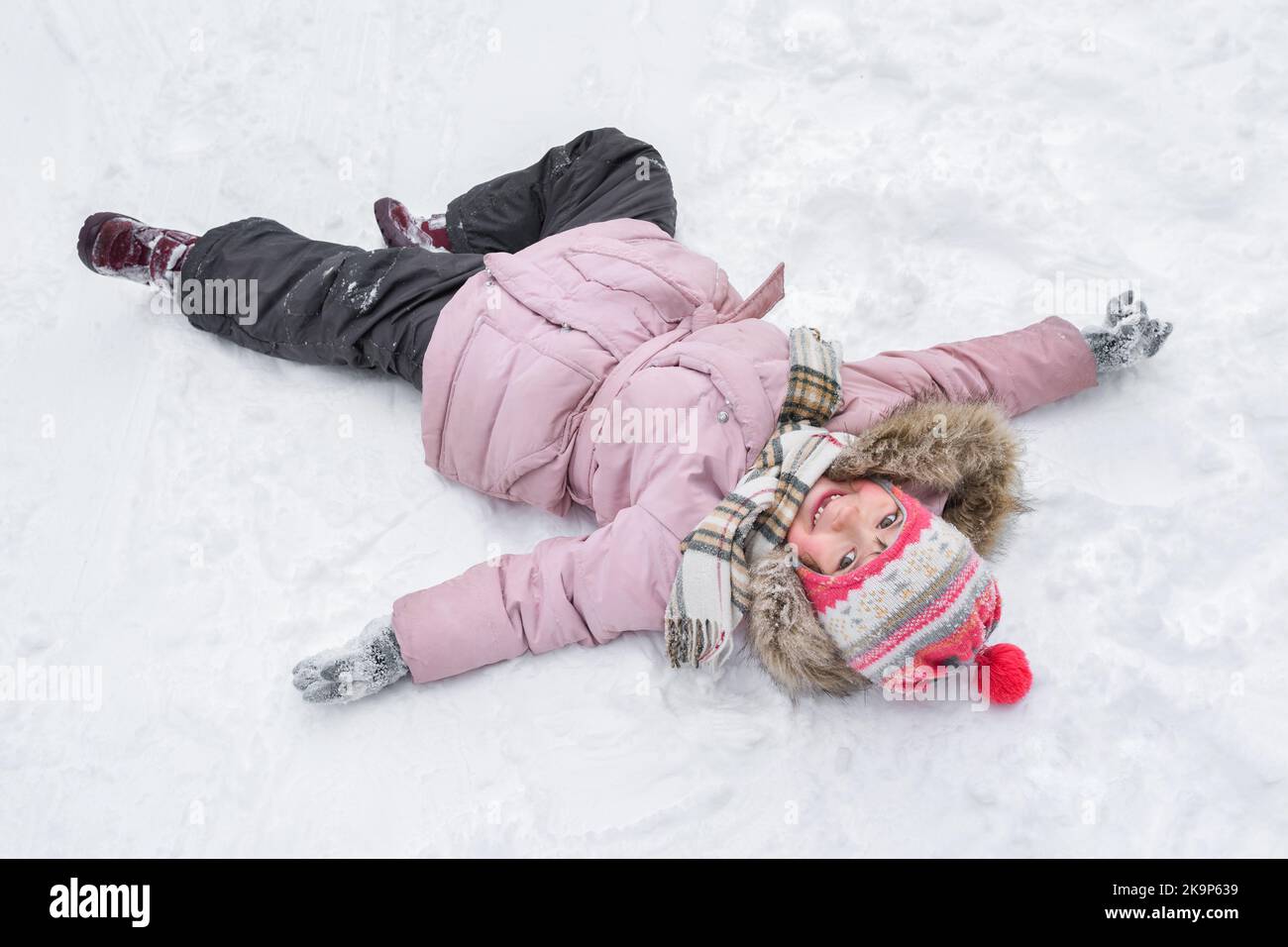La bambina in inverno gioca sulla neve. La vacanza invernale Foto Stock