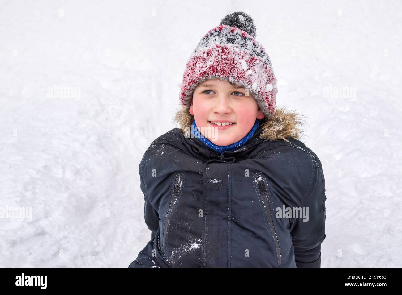 Ritratto invernale di un bambino all'aperto. Vacanze e vacanze invernali Foto Stock