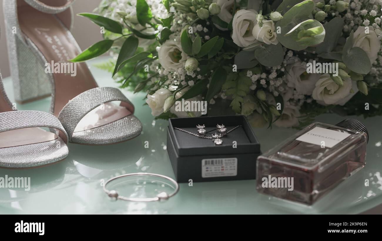 Scarpe da sposa, profumo, gioielli e fiori Foto Stock