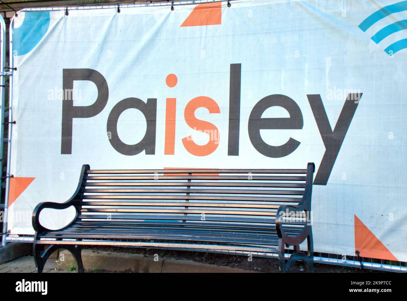 Paisley è io annunci che promuovono la città nel centro di Paisley, Scozia, Regno Unito Foto Stock