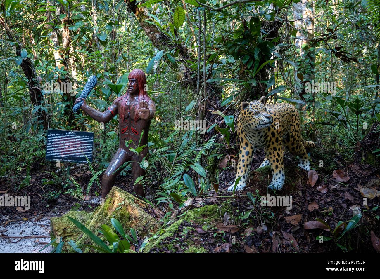 Statua di Curupira, lo spirito della giungla, protettore degli animali, una creatura mitologica del folclore brasiliano. Amazonas, Brasile Foto Stock