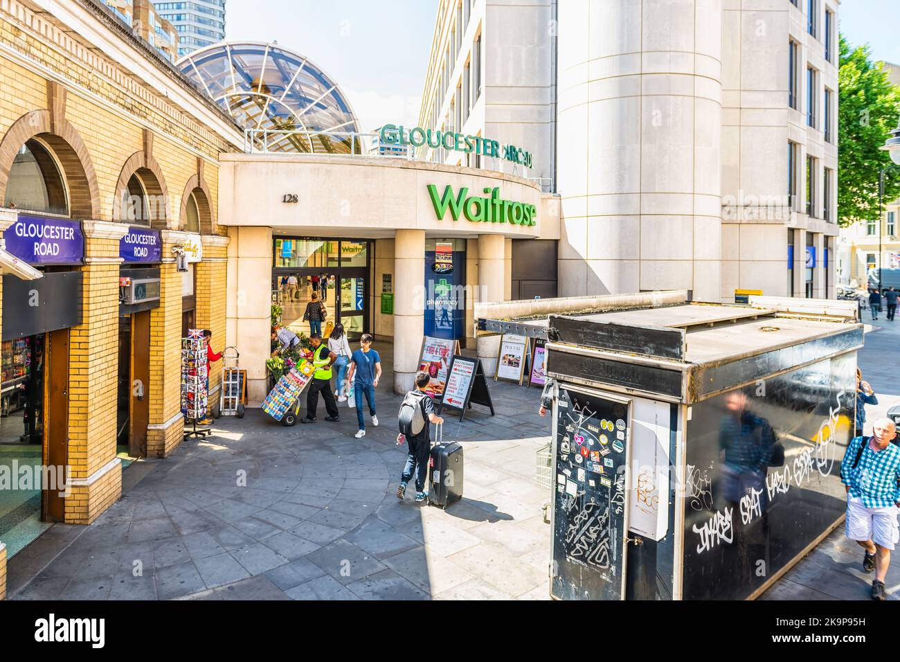 Londra, Regno Unito - 22 giugno 2018: Waitrose negozio alimentari facciata dello shopping segno di ingresso esterno con la gente su Gloucester Road a Kensington Foto Stock