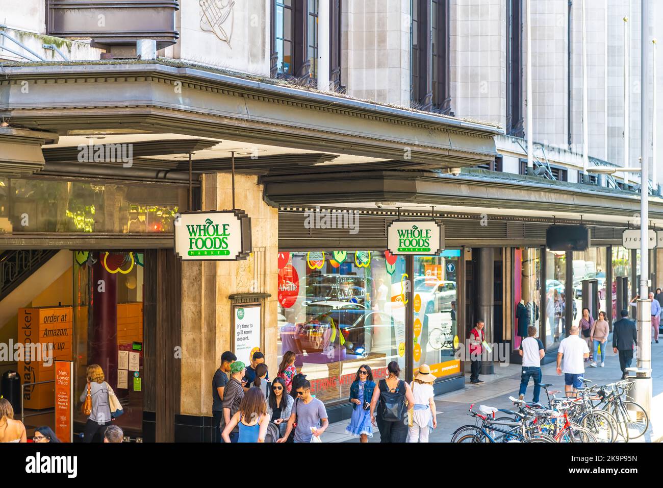 Londra, Regno Unito - 22 giugno 2018: Kensington High Street Road con cartello d'ingresso al negozio di alimentari Whole Foods Market durante il giorno estivo Foto Stock