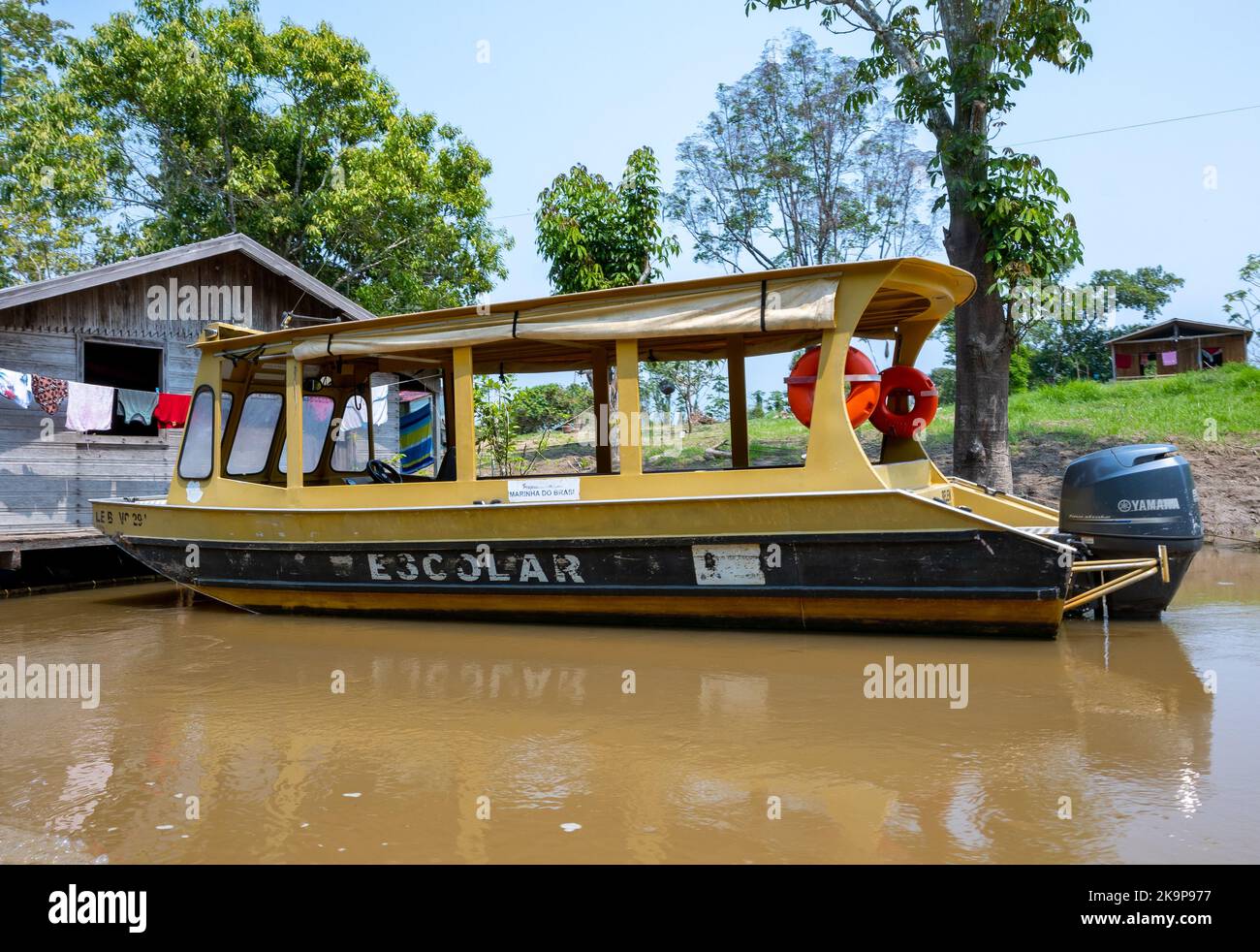 Una barca scolastica trasporta gli studenti a scuola, un trasporto unico lungo il fiume Amazon. Manaus, Amazonas, Brasile Foto Stock