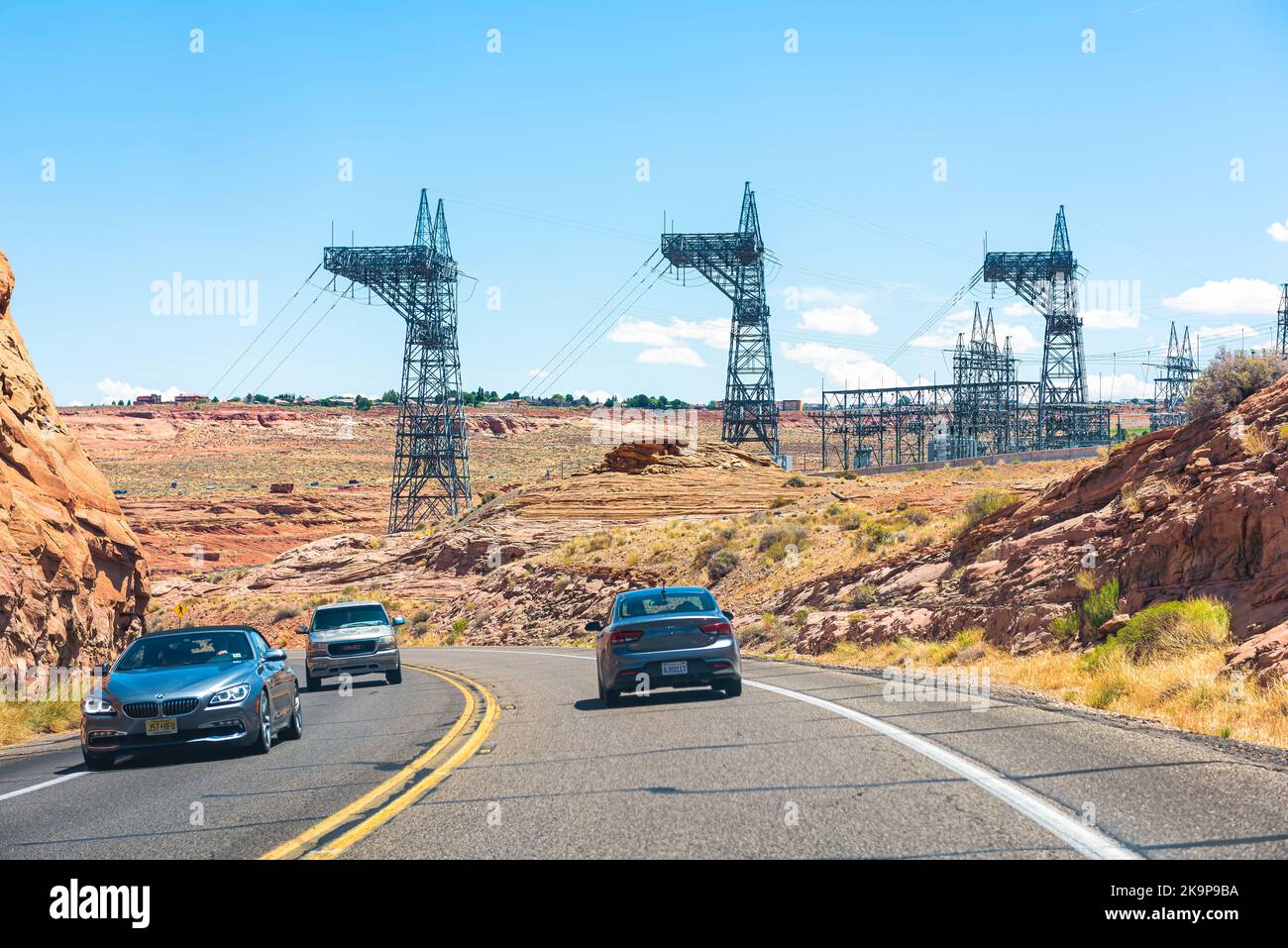 Pagina, Stati Uniti d'America - 8 agosto 2019: Interstate Arizona Highway in Navajo nazione riserva indiana con linee elettriche tralicci da centrale a carbone Foto Stock