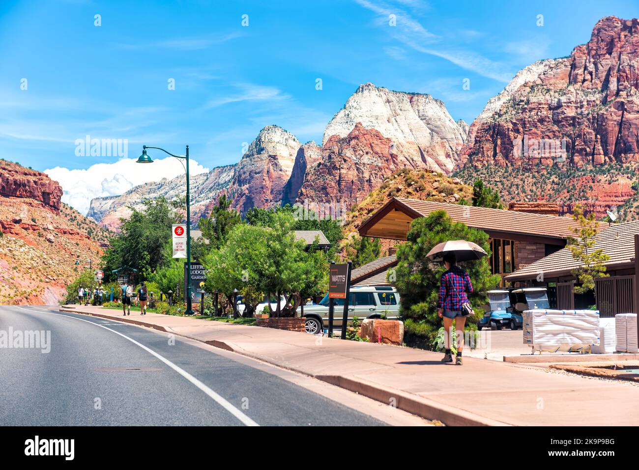 Springdale, USA - 5 agosto 2019: Città del canyon di montagna dal parco nazionale di Zion con la gente che cammina sulla strada principale del marciapiede della strada del viale in estate Foto Stock