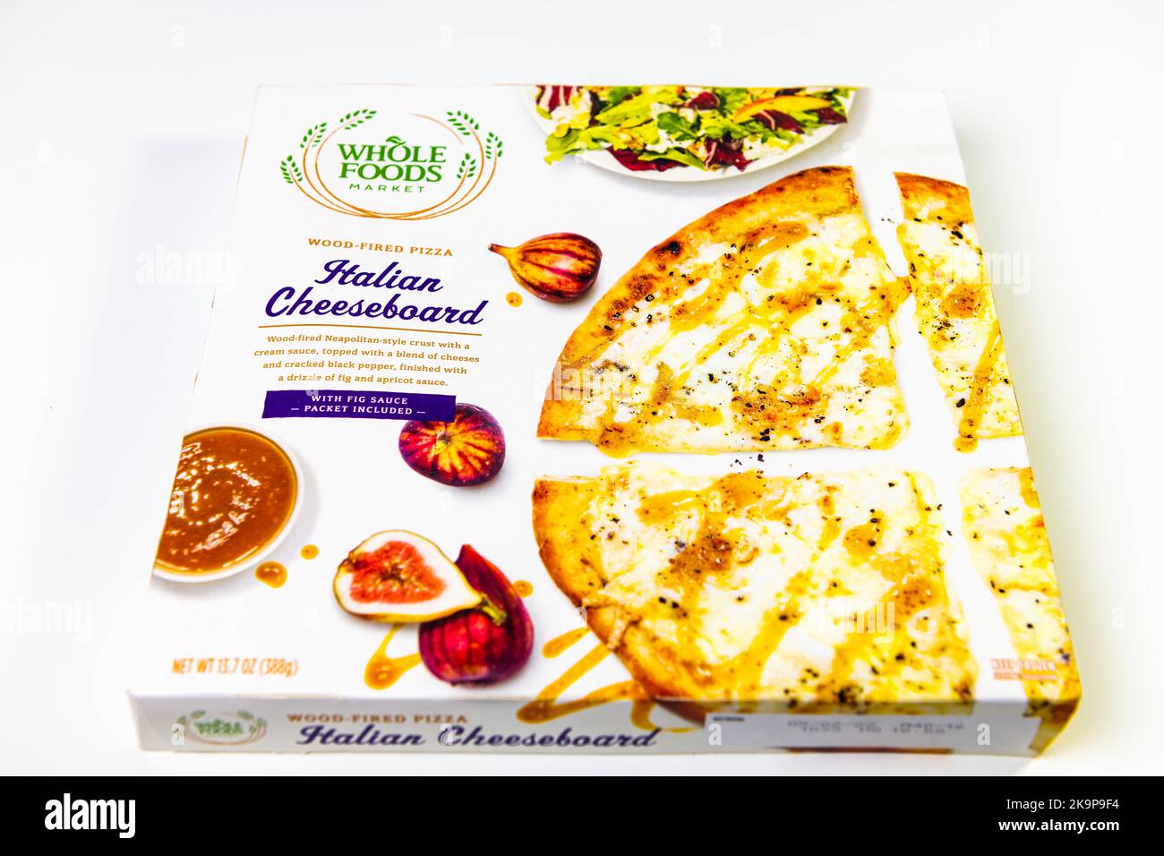 Napoli, USA - 21 ottobre 2021: Mercato degli alimenti integrali marchio gourmet private label surgelati pizza cotta a legna, cheeseboard italiana con salsa di fichi dolci Foto Stock