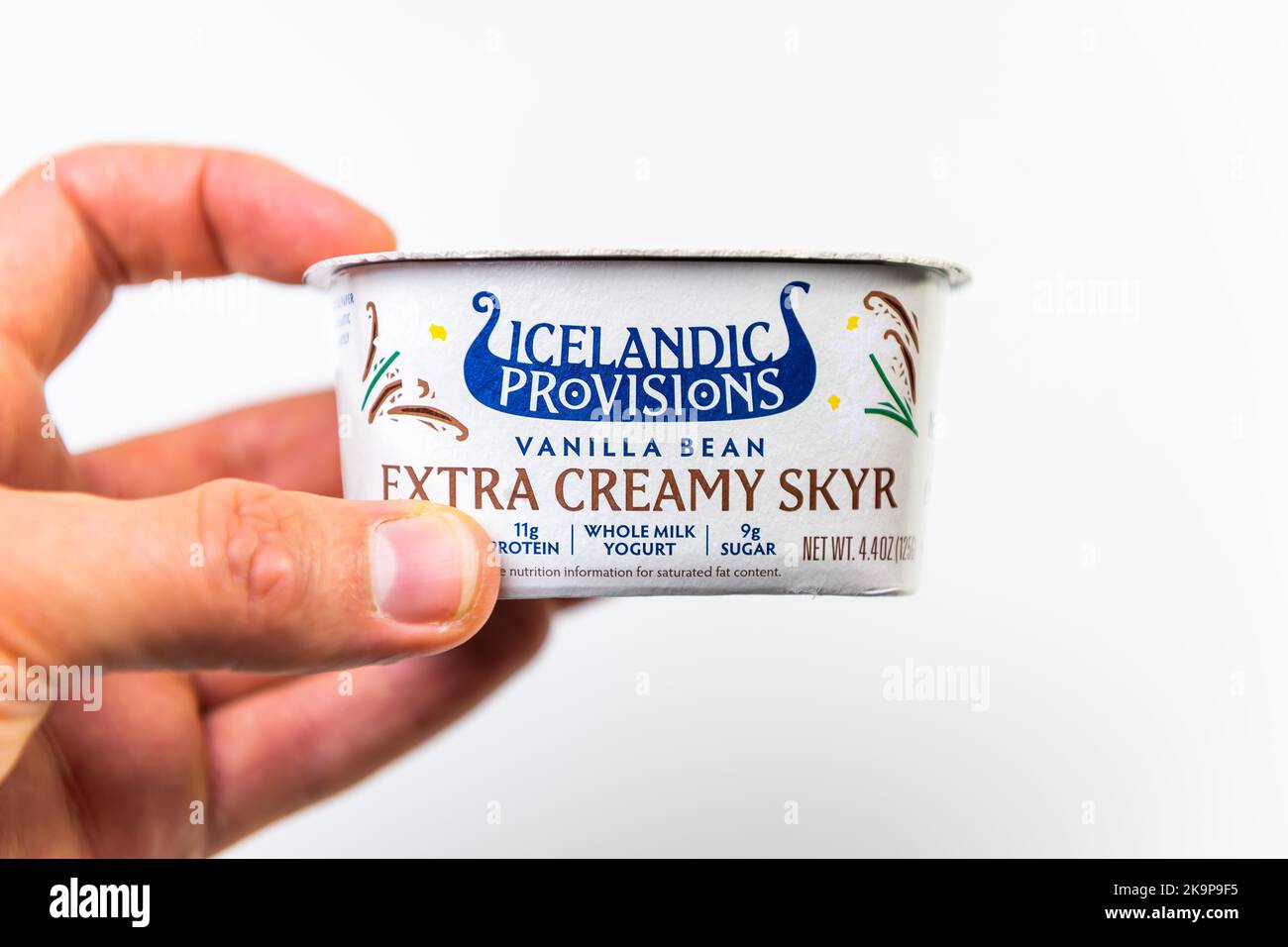 Napoli, Stati Uniti d'America - 21 ottobre 2021: Etichetta prodotto per disposizioni islandesi extra cremoso yogurt skyr cibo tradizionale in Islanda fatto con fagioli alla vaniglia Foto Stock