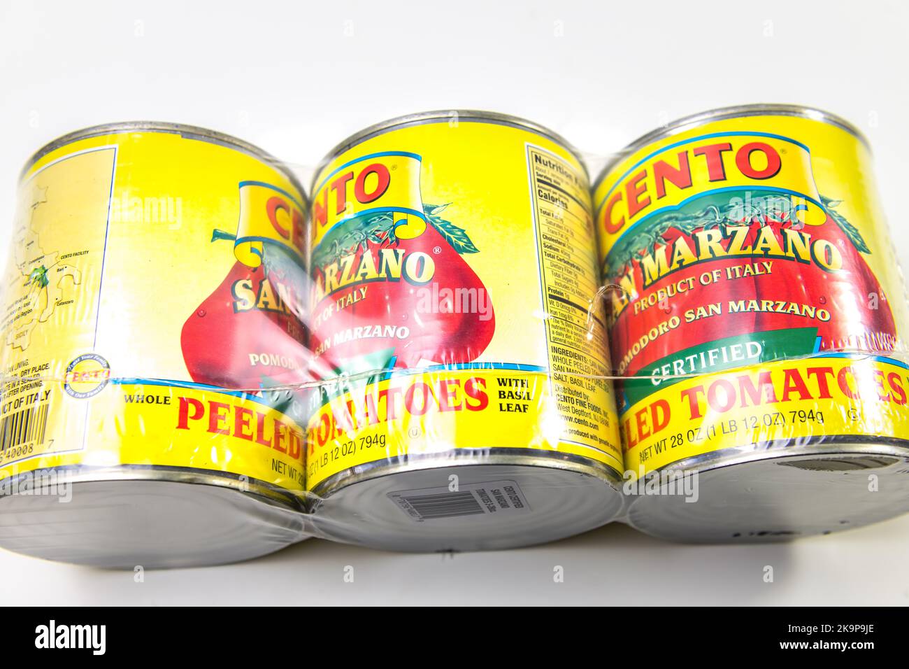 Napoli, USA - 21 ottobre 2021: Macro primo piano di tre lattine di alluminio del marchio italiano cento San Marzano pomodori pelati a basso contenuto di acidi Foto Stock