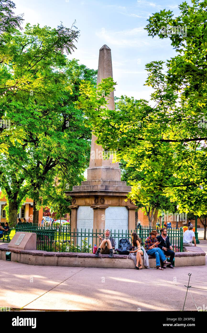 Santa Fe, USA - 14 giugno 2019: La gente al parco di Santa Fe plaza con l'obelisco commemorativo dei soldati per i soldati americani caduti in lotta con i nativi americani Foto Stock