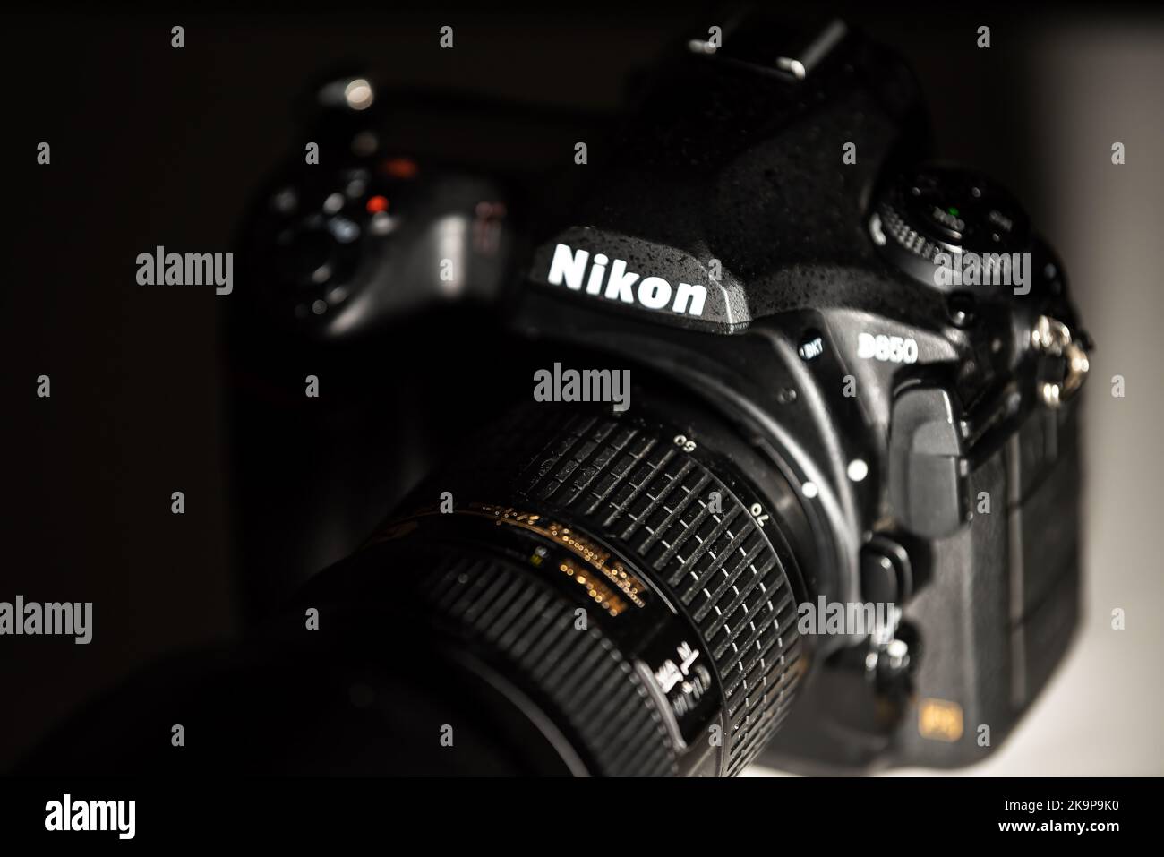 Herndon, USA - 1 novembre 2020: Macro closeup di giapponese Made in Japan fotocamera reflex digitale Nikon DSLR a obiettivo singolo modello D850 sfondo nero Foto Stock
