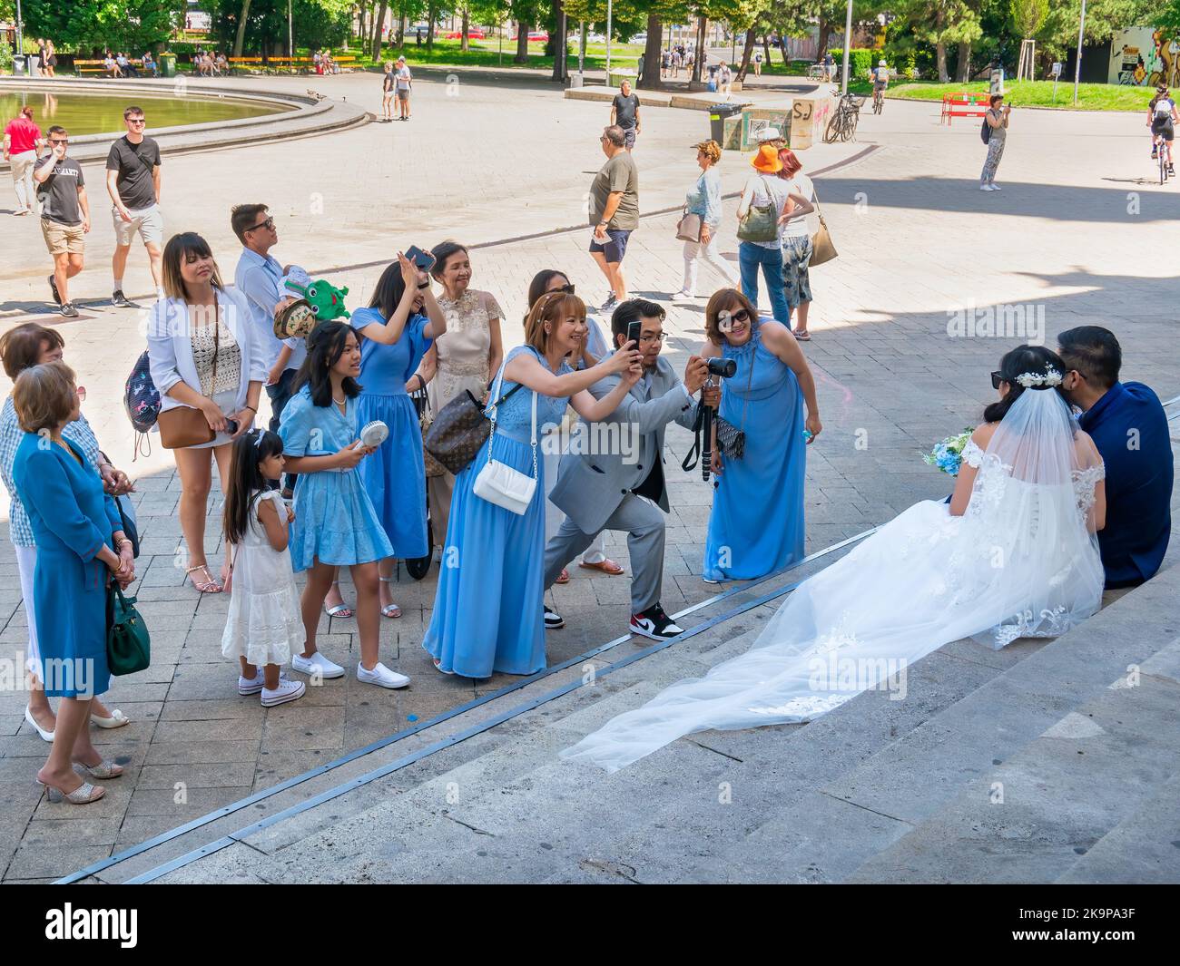 Vienna, Austria - Giugno 2022: Turisti asiatici che scattano foto sui passi di Karlskirche (St Chiesa di Carlo) Cattedrale barocca asburgica situata sul Foto Stock