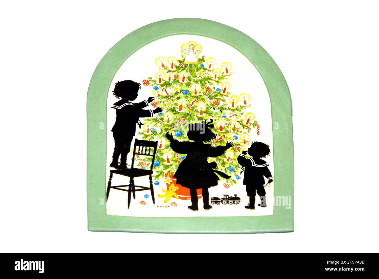 Targa decorativa festiva per torta che mostra i bambini in silhouette decorazione albero di Natale (sfondo bianco) Foto Stock