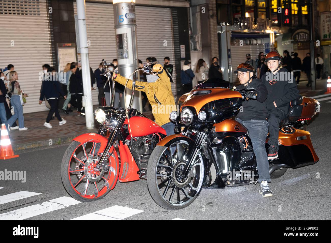 Tokyo, Giappone. 29th Ott 2022. I motociclisti come i rivelatori in costume celebrano Halloween durante la prima festa di Halloween a Shibuya a Tokyo da quando il Giappone ha riaperto i suoi Borders.Japan recentemente riaperto al turismo dopo oltre due anni di divieti di viaggio a causa della pandemia COVID-19. Lo Yen si è notevolmente deprezzato nei confronti del dollaro USA, creando turbolenze economiche per il commercio internazionale e l'economia giapponese. I turisti possono fare acquisti senza tasse in Giappone con un visto temporaneo. (Credit Image: © Taidgh Barron/ZUMA Press Wire) Foto Stock