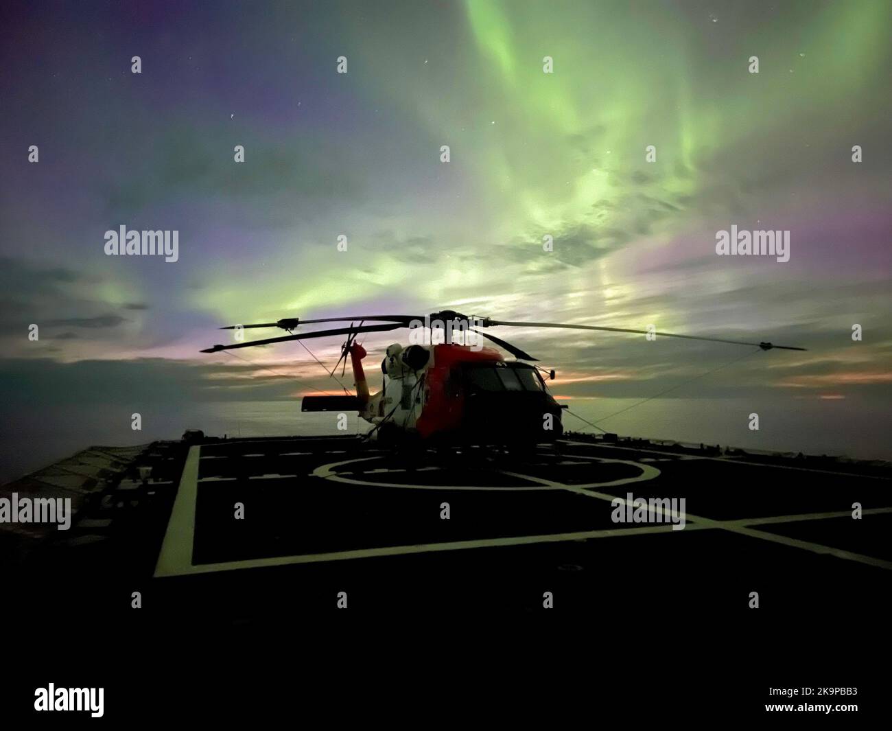 Un elicottero della Guardia Costiera MH-60 siede sul ponte di volo della Guardia Costiera Cutter Kimball (WMSL 756) in attesa del suo prossimo volo, nel Mare di Chukchi, 5 settembre 2022. Questa struttura aerea stava partecipando a un programma pilota che valutava la fattibilità del funzionamento del modello da parte dei tagliatori di sicurezza nazionali della Guardia Costiera. Foto di cortesia della Guardia Costiera degli Stati Uniti. Foto Stock