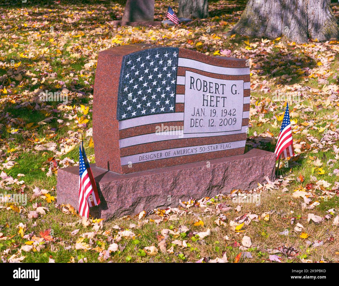 Bandiera americana 50 Stelle disegnata da Robert Heft in mostra su lapidi a Saginaw, Michigan Lutheran Cemetery. Pietra di granito è l'indicatore. Foto Stock