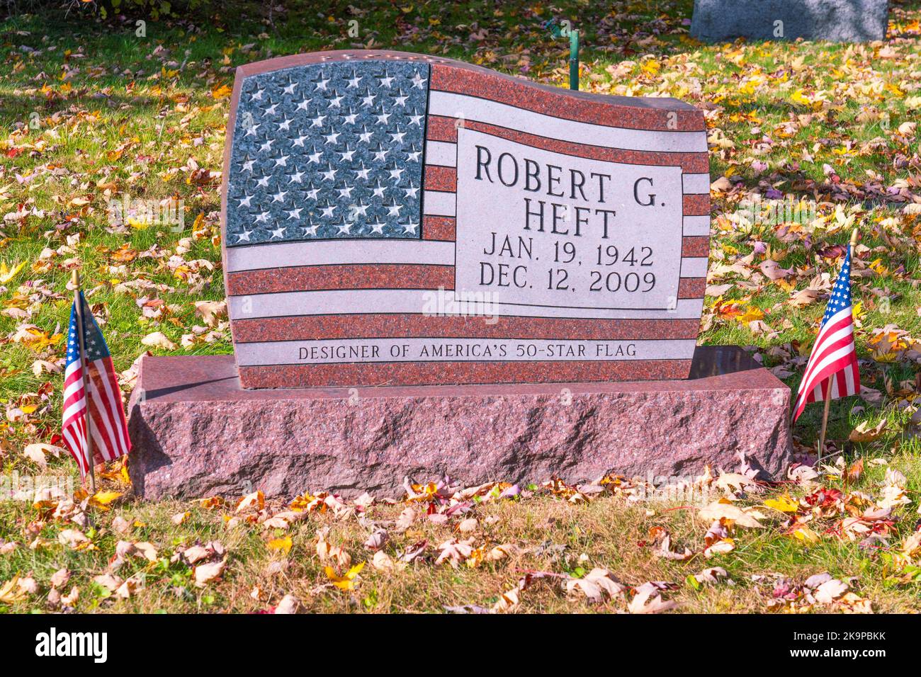 Bandiera americana 50 Stelle disegnata da Robert Heft in mostra su lapidi a Saginaw, Michigan Lutheran Cemetery. Pietra di granito è l'indicatore. Foto Stock